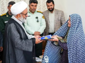 امام جمعه سیرجان به دیدار خانواده شهدا رفت