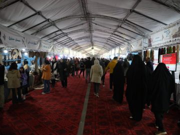 نمایش هنرهای سنتی کشور در نمایشگاه بزرگ صنایع دستی سیرجان