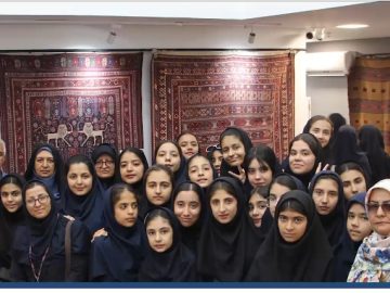 در سفری آموزنده و فرهنگی، جمعی از دانش‌آموزان خلاق و علاقه‌مند از شهرستان شهربابک از موزه گلیم سیرجان بازدید کردند.