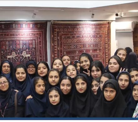 در سفری آموزنده و فرهنگی، جمعی از دانش‌آموزان خلاق و علاقه‌مند از شهرستان شهربابک از موزه گلیم سیرجان بازدید کردند.