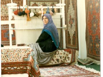 عصمت زبردست، بزرگ‌بانوی گلیم جهانی سیرجان، درگذشت