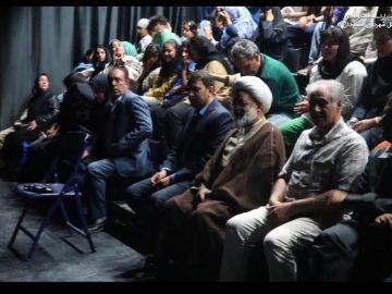 حضور مسئولان در اجرای نمایش «رقص پا»