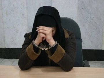 دستگیری سارق سابقه دار موبایل در حین سرقت در سیرجان فرمانده انتظامی سیرجان از دستگیری ۲ نفر سارق موبایل و کشف ۱۴ فقره سرقت در این شهرستان خبر داد . سرهنگ رمضان نژاد افزود: در پی وقوع چندین مورد سرقت موبایل در مناطقی از شهرستان سیرجان ماموران پلیس آگاهی با پیجویی های پلیسی یک خانم را در حین سرقت دستگیر کردند که این متهم سابقه دار در بازجویی های پلیسی و مواجهه با شواهد موجود با معرفی همدستش به ۱۴ مورد سرقت تلفن همراه اعتراف کرد