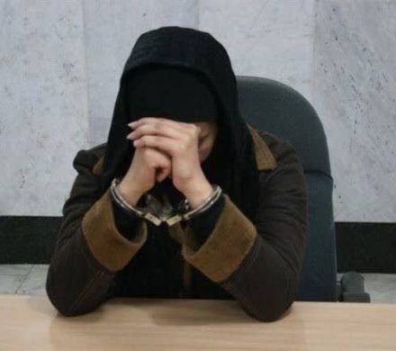 دستگیری سارق سابقه دار موبایل در حین سرقت در سیرجان فرمانده انتظامی سیرجان از دستگیری ۲ نفر سارق موبایل و کشف ۱۴ فقره سرقت در این شهرستان خبر داد . سرهنگ رمضان نژاد افزود: در پی وقوع چندین مورد سرقت موبایل در مناطقی از شهرستان سیرجان ماموران پلیس آگاهی با پیجویی های پلیسی یک خانم را در حین سرقت دستگیر کردند که این متهم سابقه دار در بازجویی های پلیسی و مواجهه با شواهد موجود با معرفی همدستش به ۱۴ مورد سرقت تلفن همراه اعتراف کرد